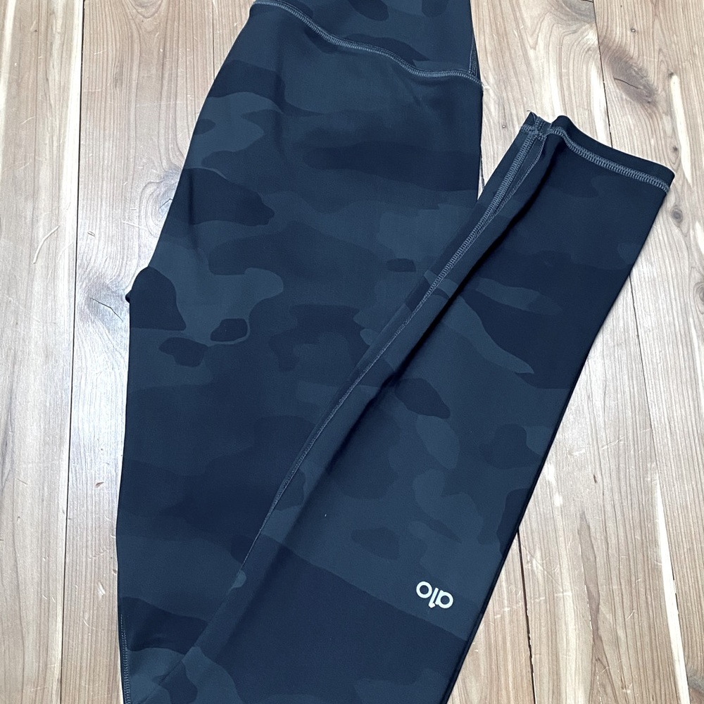Alo Yoga Camo legging VGUC S